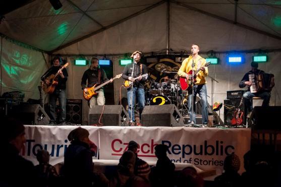 Počasí 1. adventní neděli nepřálo. Vánoční strom se ale rozsvítil 