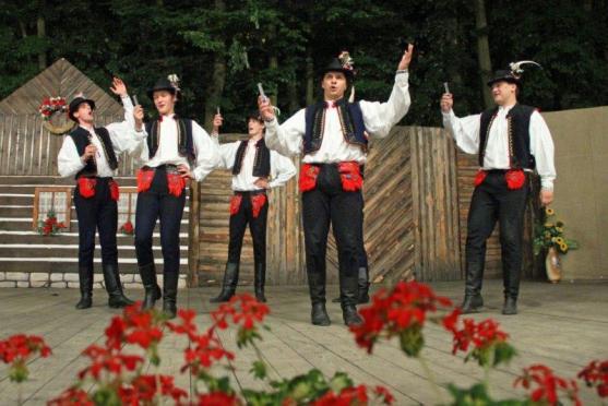 Světové folklorní soubory nečekaně překvapí Hronov, Náchod a Ratibořice 
