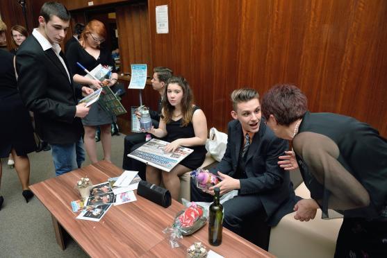 Na Plese města Broumova se kromě tance i žonglovalo. K vidění byla i UV show 