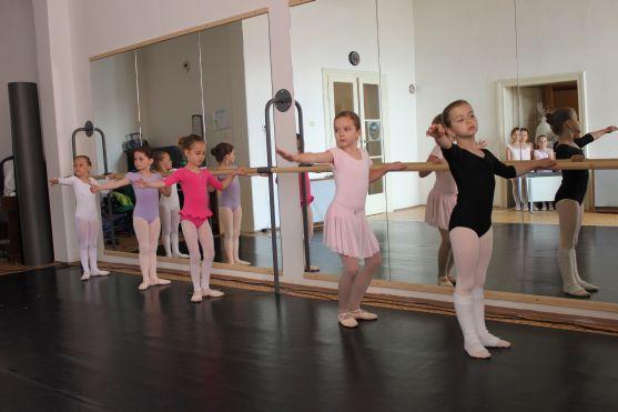 Skupina baletek Heleny Ogriščenkové připravuje vystoupení v historickém prostředí broumovského kláštera 