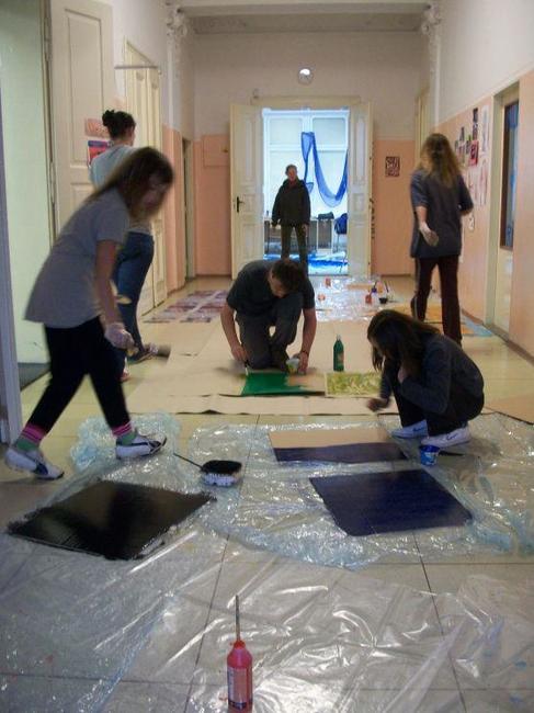 Ohlédnutí za Ateliérem Martiny Váňové věnovaném akční malbě 