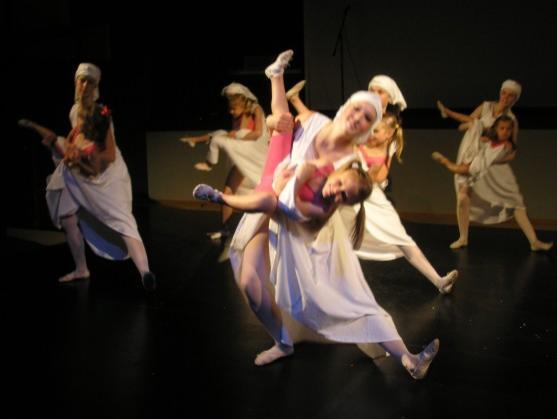 Broumovská Základní umělecká škola ukončila školní rok a mladé tanečnice i zpěváci okouzlili rodiče 