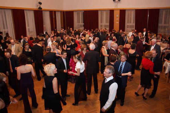 Na Plese podnikatelů v Broumově vystoupila světová špička v tanečních formacích Taneční škola Krok z Hradce Králové 