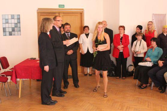 Studenti broumovského gymnázia včera převzali maturitní vysvědčení 