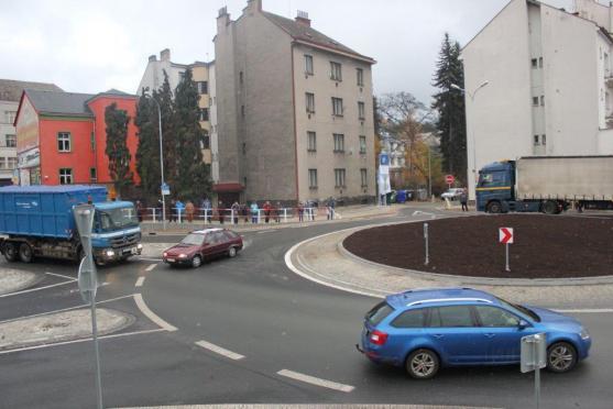 Nový kruhový objezd urychlí průjezd městem. Při slavnostním otevření se všichni shodli, že Náchod obchvat města potřebuje