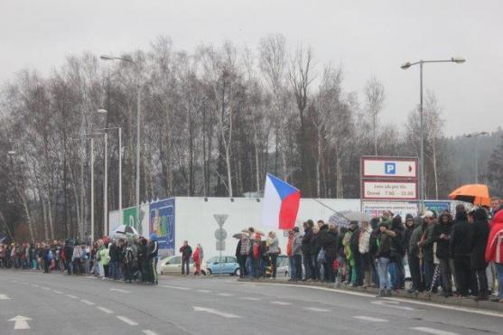Američané do Náchoda pospíchali. Podél silnic je vítaly davy lidí