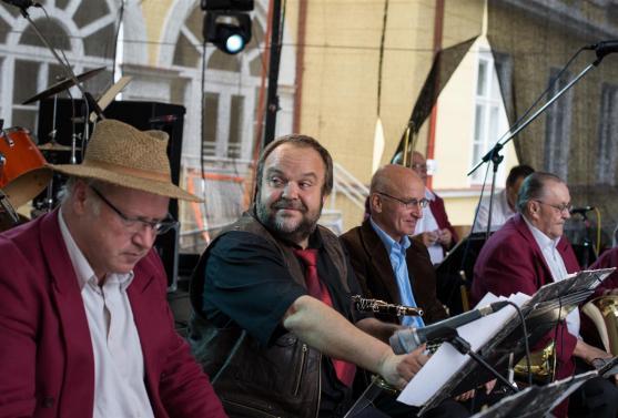 Soutěž českých a polských týmů zahájila sobotní program Broumovské pouti. Vyhrál domácí tým