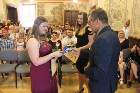 Absolventi Gymnázia Broumov převzali maturitní vysvědčení