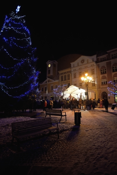 Broumovské náměstí ožilo díky živému betlému