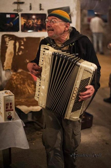 Výstavu Okuje ještě žhavé v undergroundovém klubu Eden uvedl básník Jaroslav Erik Frič
