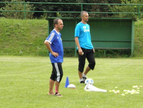 Broumovské mladší žáky na soustředění potrénoval bývalý fotbalový ligový brankář Karel Podhajský