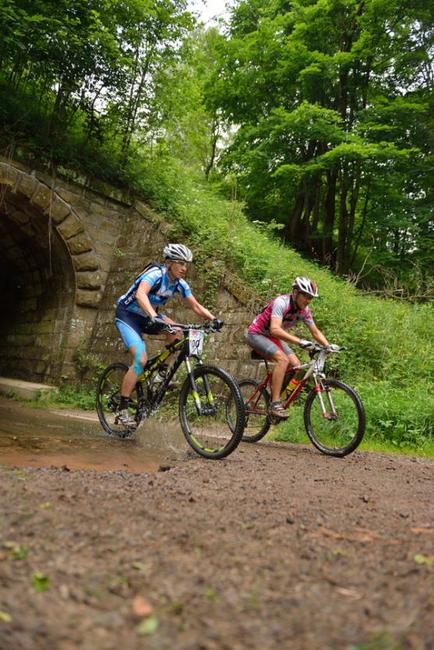 Do cíle cyklistického etapového závodu Specialized MTB Trilogy dorazilo 165 závodníků