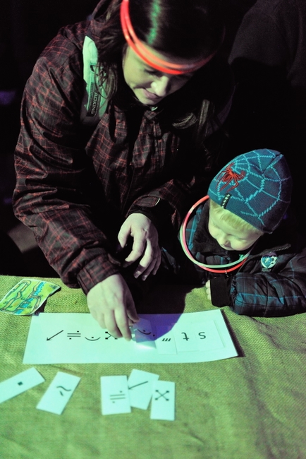 Strašidelnou Alejku letos znovu naplnila strašidla, děti a jejich smích