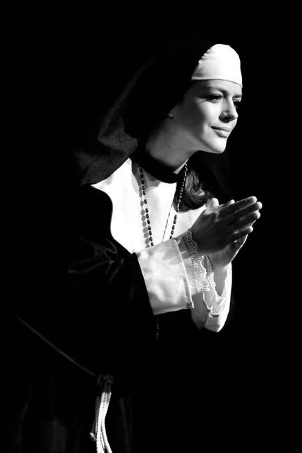 Slovenská herečka Andrea Kerestešová vystoupila v Broumově v divadelním představení Dekameron