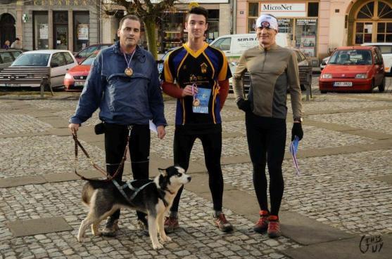 Vánoční běh Broumovem podpořil psí útulek