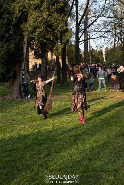 Čarodějnické veselí doprovázela jasná obloha