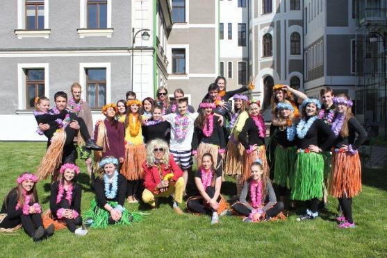 Vzpomínky jim nikdo nevezme. Studenti gymnázia se rozloučili se školou a spolužáky