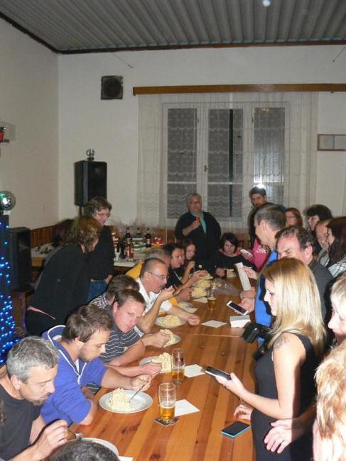 Ve Vernéřovicích spořádali 42 kilogramů bramborového salátu a k tomu sto řízků