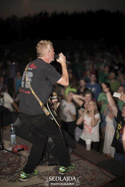 Mňága a Žďorp zahrála v Otovicích dobrovolníkům i stovkám místních 