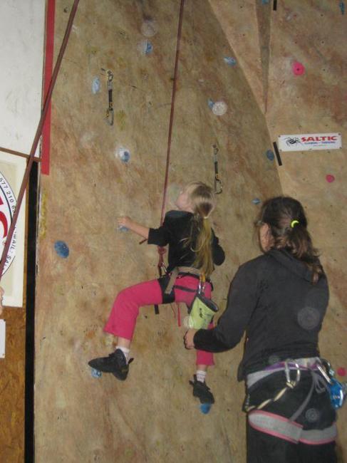 Členové broumovského horolezeckého kroužku poprvé startovali na lezeckých závodech