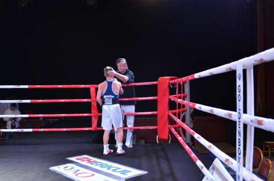 Fotogalerie a video z vítězného boxerského utkání Jakuba Šudy v pražském Hotelu Hilton