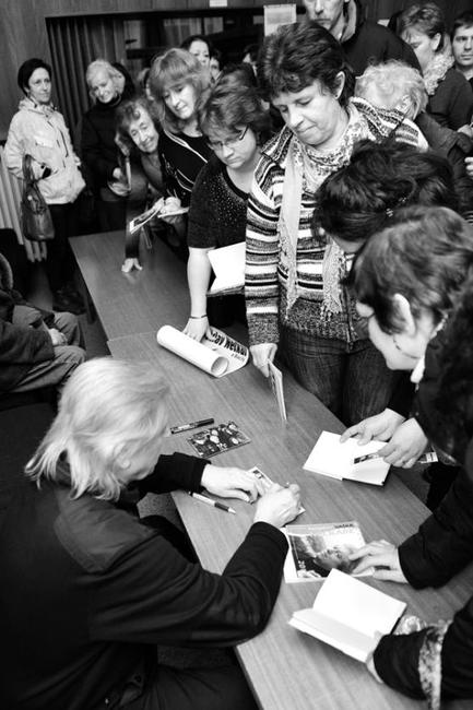 Václav Neckář se skupinou Bacily naplnil broumovskou Střelnici 