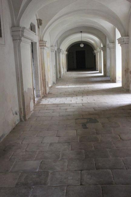 Pět měsíců stavebních prací v broumovském klášteře a jeho zahradě 