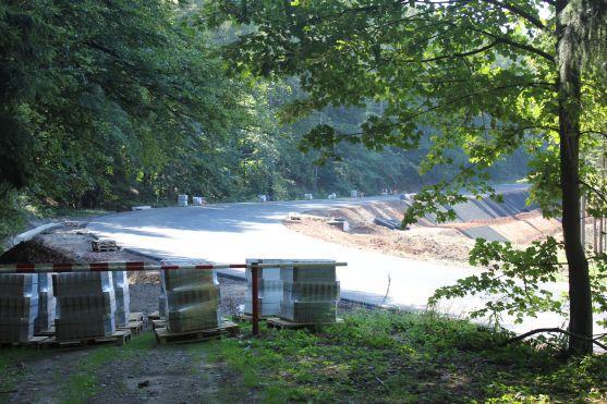 O víkendu stavbaři na silnici přes Pasa položili poslední asfaltovou vrstvu 