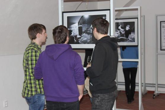 Lapidárium broumovského kláštera zaplnily fotografie Filipa Topola 