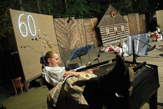 Světové folklorní soubory nečekaně překvapí Hronov, Náchod a Ratibořice 