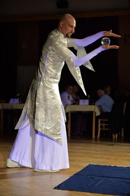 Na Plese města Broumova se kromě tance i žonglovalo. K vidění byla i UV show 