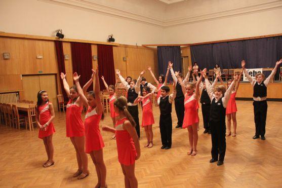 Taneční klub začíná sklízet ovoce za dřinu. Začaly vystoupení na plesech a soutěže 