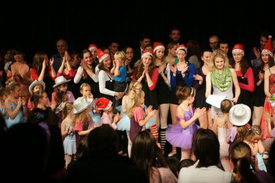 V choreografii Ukrajinky tančily Češky, Vietnamka a Polák 