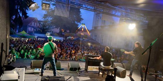 Broumov o víkendu ovládla pouť. Třešničkou na dortu byl Marek Ztracený 