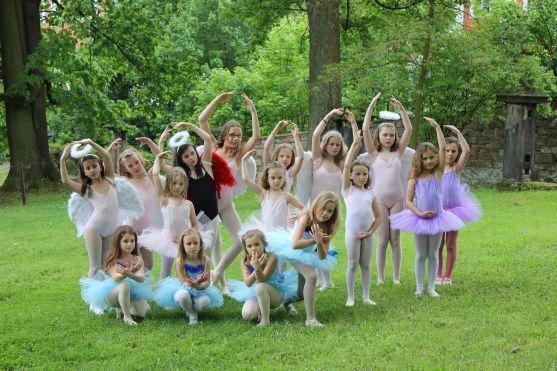 Skupina baletek Heleny Ogriščenkové připravuje vystoupení v historickém prostředí broumovského kláštera 