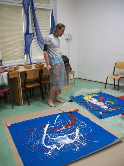 Ohlédnutí za Ateliérem Martiny Váňové věnovaném akční malbě 