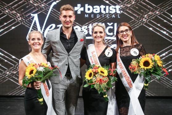 Hold Karlu Gottovi vzdaly také finalistky soutěže Batist Nej sestřička