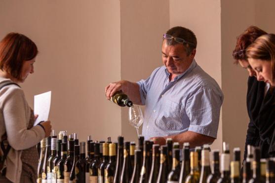 Dobročinnost a skvělé víno – všeho bylo v broumovském klášteře dosti…