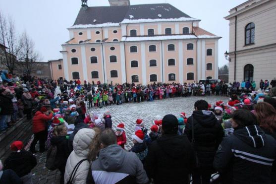 "Vítáme všechny, kdo se necháte rádi předvánočně naladit. Letos se tu scházíme již jedenáctým rokem!"