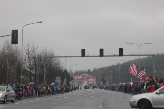 Američané do Náchoda pospíchali. Podél silnic je vítaly davy lidí
