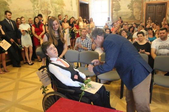 Absolventi Gymnázia Broumov převzali maturitní vysvědčení