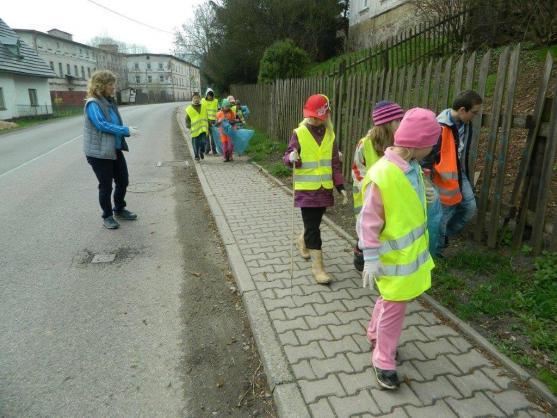 Děti z jetřichovské školy se připojily k jarnímu úklidu Broumovska