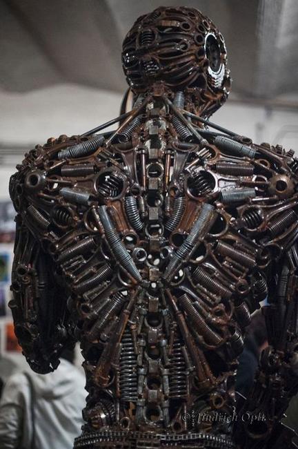 Výstavu Okuje ještě žhavé v undergroundovém klubu Eden uvedl básník Jaroslav Erik Frič