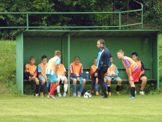 Broumovské mladší žáky na soustředění potrénoval bývalý fotbalový ligový brankář Karel Podhajský