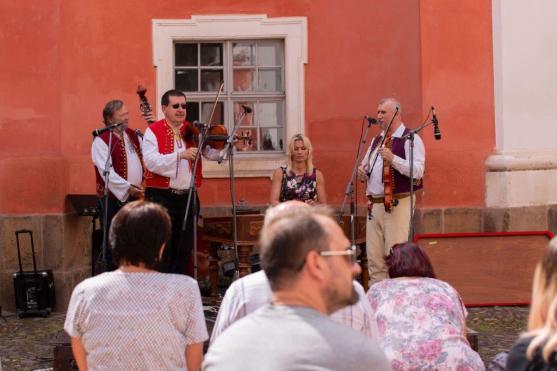 Dobročinnost a skvělé víno – všeho bylo v broumovském klášteře dosti…