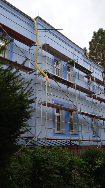 Veřejnost je zděšena barvou omítky historické budovy