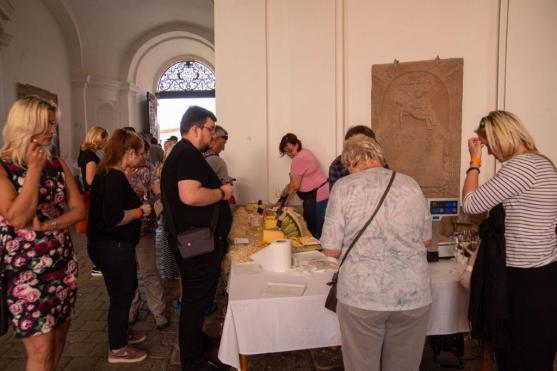 Dobročinnost a skvělé víno – všeho bylo v broumovském klášteře dosti…