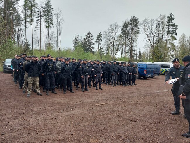Obrovská pátrací akce v lese pod Pasa