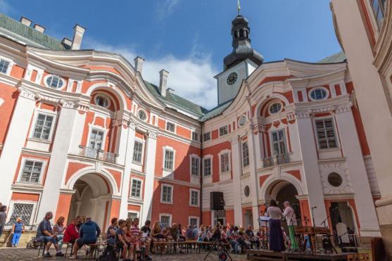 Dobročinnost a skvělé víno – všeho bylo v broumovském klášteře dosti…