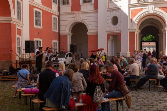 Dobročinnost a skvělé víno – všeho bylo v broumovském klášteře dosti…